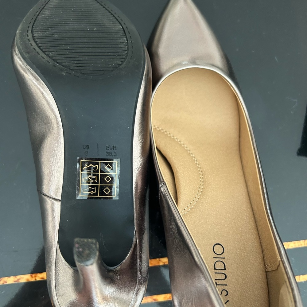 Classy Pointed Toe Heels - Picture 2 of 4